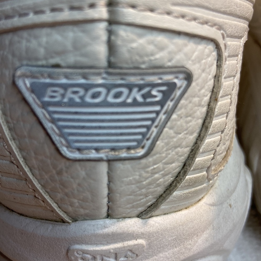 Brooks Addiction Walking Sneakers View 6